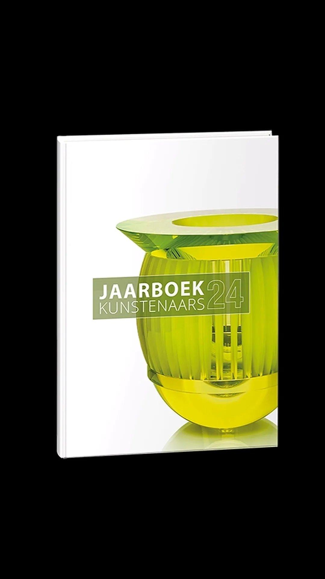 Omslag van het Jaarboek Kunstenaars 2024, met werk van Marianne van der Haar
